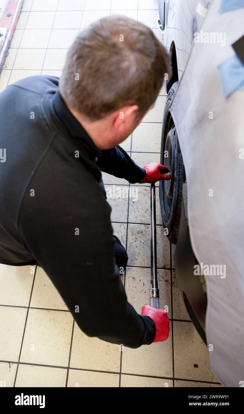 Toyota Proace City Icon Van Service Pinkstones, Stoke on Trent, Großbritannien. Ein Drehmomentschlüssel wird verwendet, um die Radmuttern mit dem korrekten Anzugsmoment festzuziehen. Stockfoto
