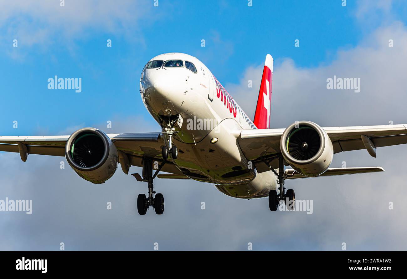 Ein Airbus A220-100 von Swiss International Airlines befindet sich im Landeanflug auf den Flughafen Zürich. Registrierung HB-JBB. (Zürich, Schweiz, 02. Stockfoto