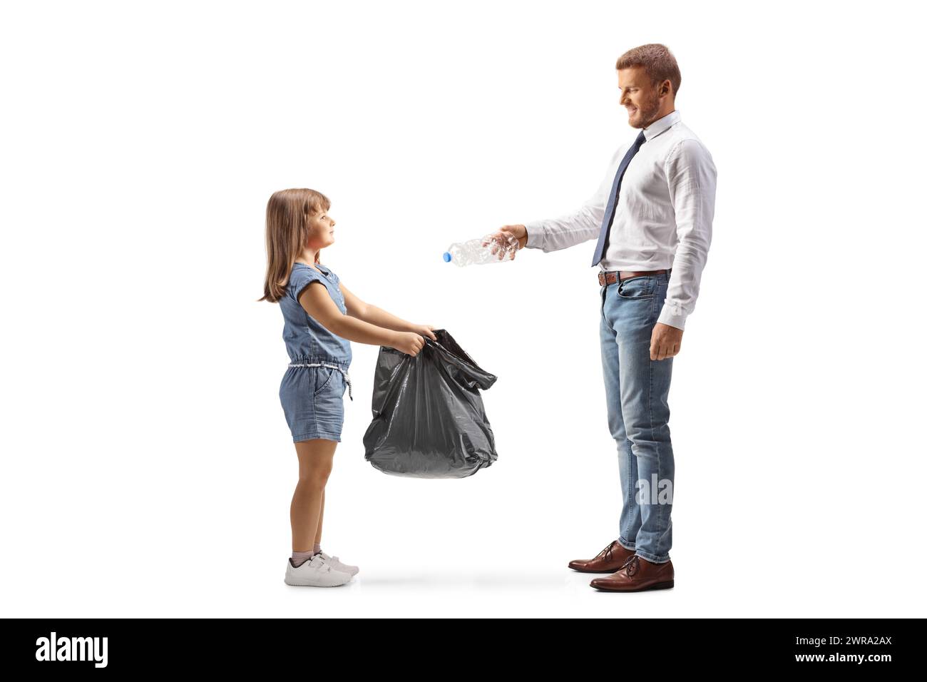 Kind, das einen Abfallsack hält und ein Geschäftsmann, der eine Plastikflasche isoliert auf weißem Hintergrund wirft Stockfoto