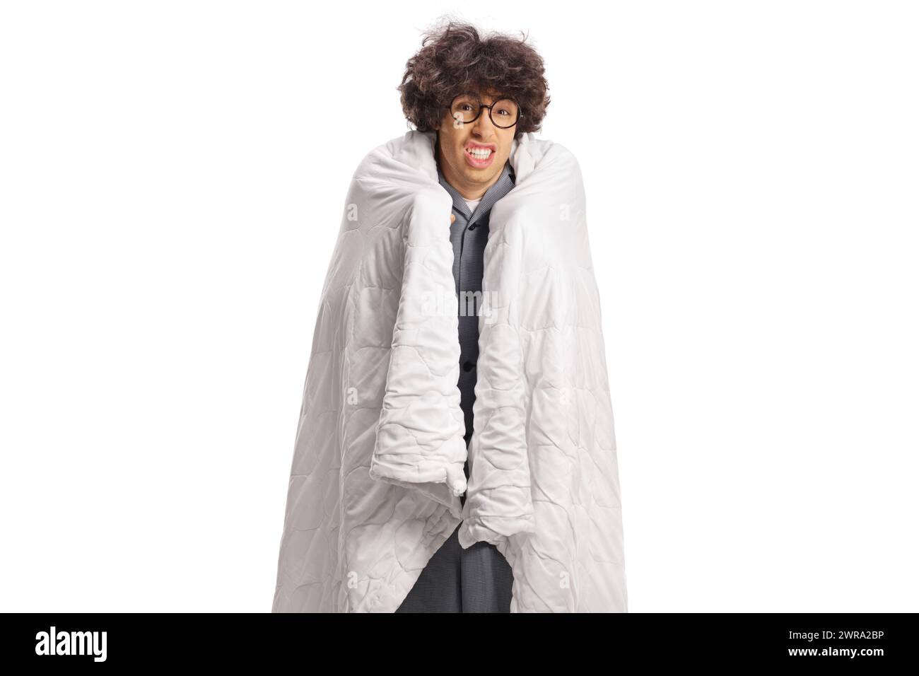 Der Typ fühlt sich kalt an, eingewickelt in eine Decke, isoliert auf weißem Hintergrund Stockfoto