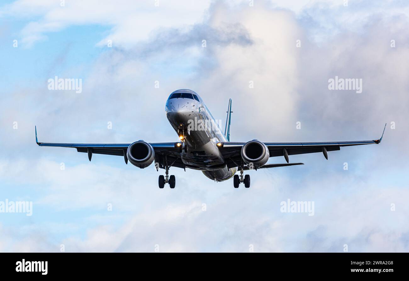 Ein Embraer 190LR der italienischen Fluggesellschaft Air Dolomiti befindet sich im Landeanflug auf den Flughafen Zürich. Registrierung I-ADJO. (Zürich, Stockfoto