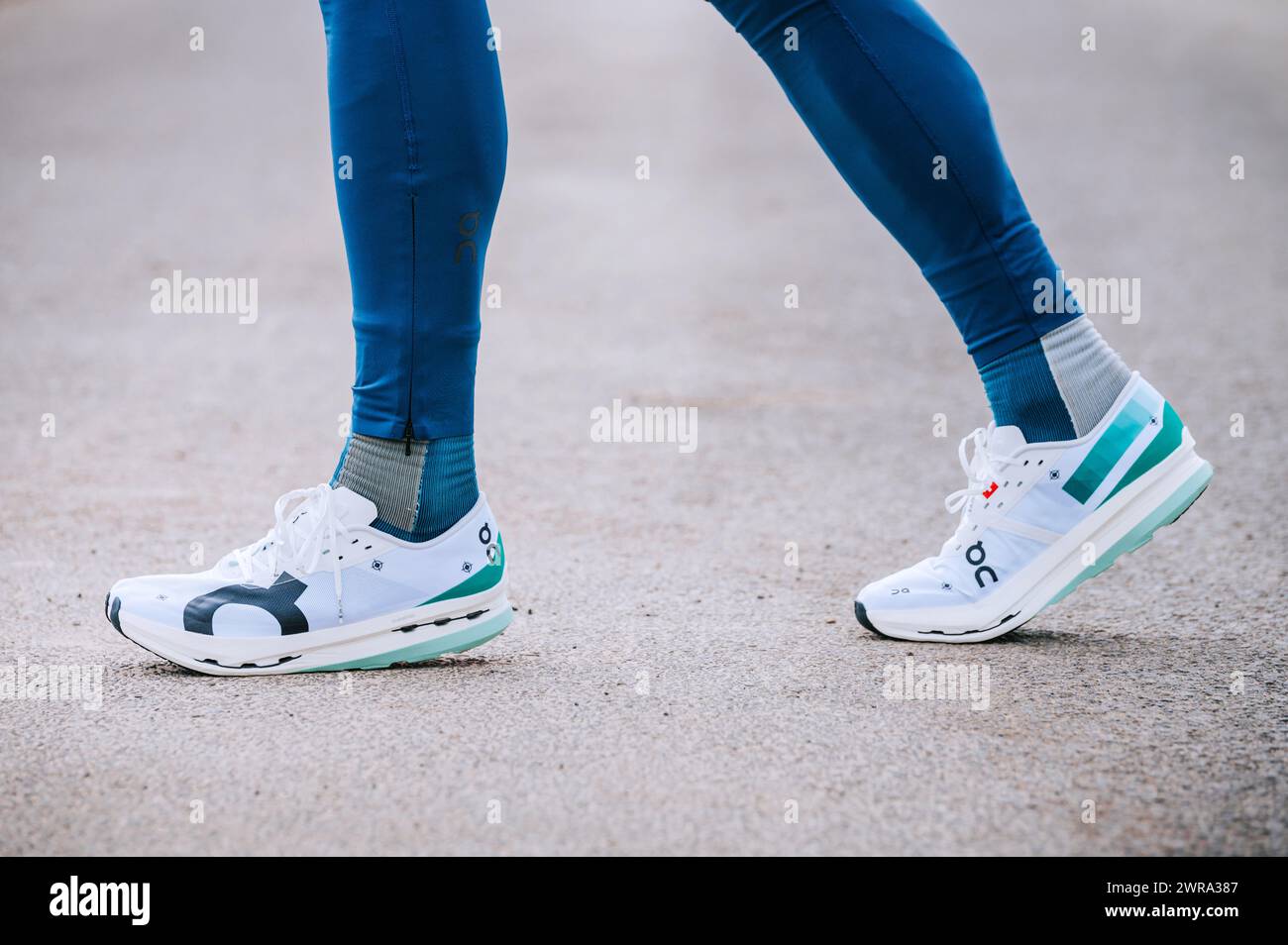 GENF, SCHWEIZ, 10. MÄRZ. 2023: Auf den Cloudboom Echo Laufschuhen revolutioniert das Langstreckenrennen mit Swiss Engineering Stockfoto