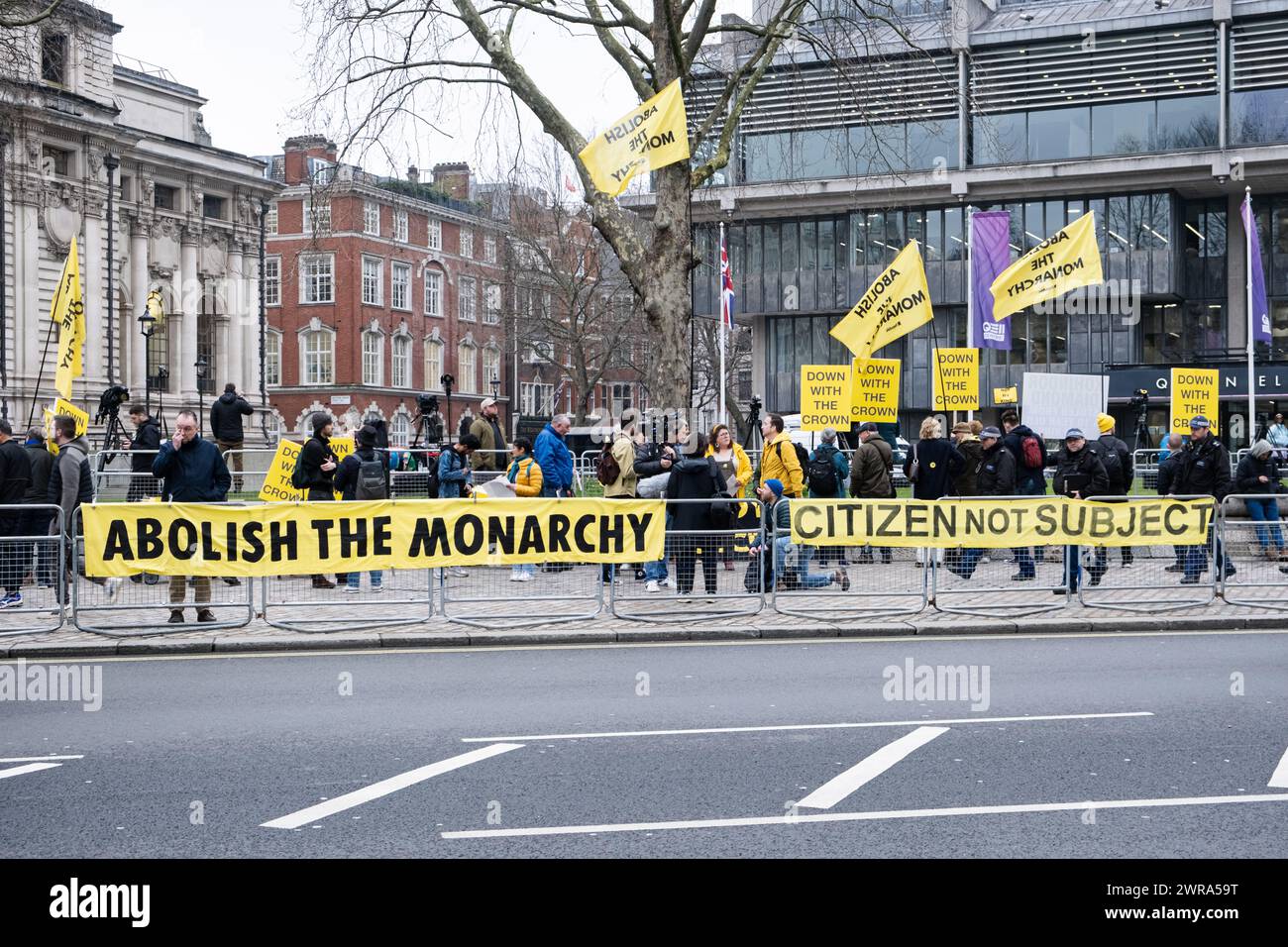 London, Großbritannien. März 2024. Eine Gruppe von Demonstranten gegen die Monarchie protestiert vor der Westminster Abbey. Anti-Monarchie- und Pro-LGBT-Demonstranten versammelten sich und demonstrierten vor der Westminster Abbey, während Mitglieder der königlichen Familie und andere Gäste zum Commonwealth Day Service eintreffen. (Foto: Daniel Lai/SOPA Images/SIPA USA) Credit: SIPA USA/Alamy Live News Stockfoto