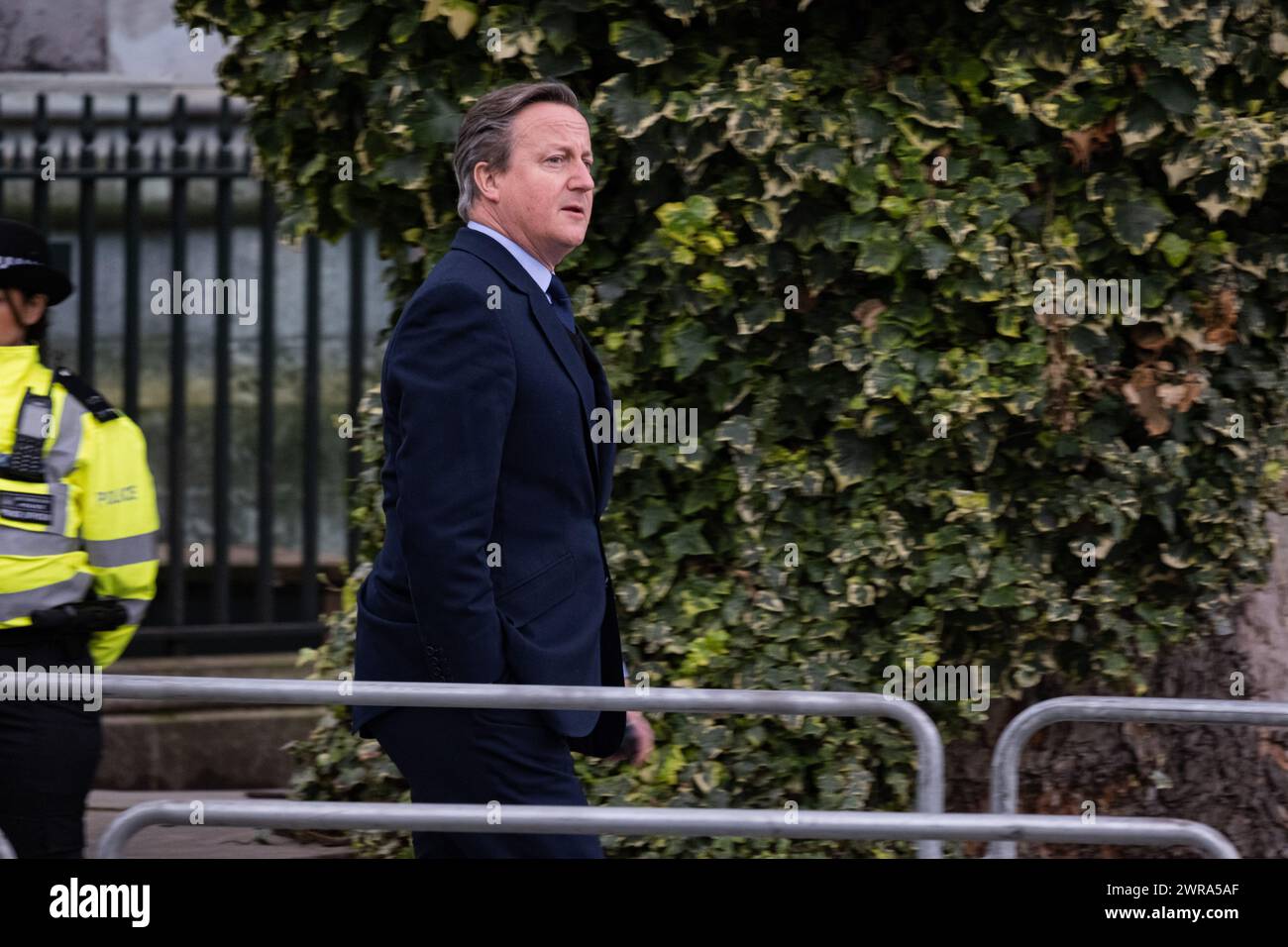 London, Großbritannien. März 2024. Der ehemalige Premierminister David Cameron kommt in der Westminster Abbey an. Anti-Monarchie- und Pro-LGBT-Demonstranten versammelten sich und demonstrierten vor der Westminster Abbey, während Mitglieder der königlichen Familie und andere Gäste zum Commonwealth Day Service eintreffen. (Foto: Daniel Lai/SOPA Images/SIPA USA) Credit: SIPA USA/Alamy Live News Stockfoto