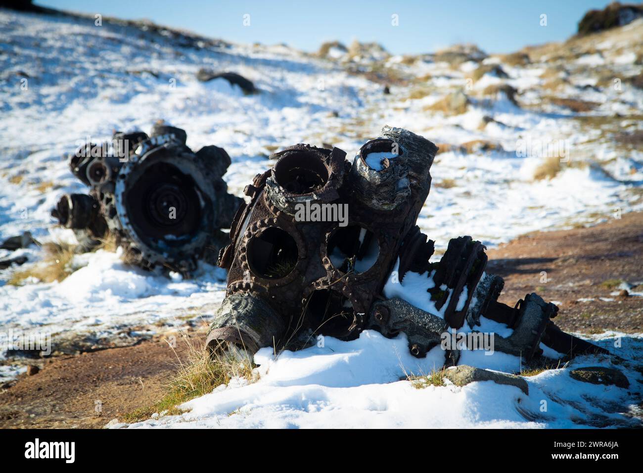 11/19 Freya Kirkpatrick legt einen Kranz auf das Flugzeugwrack. Umgeben von frischem Schnee über Nacht, treffen sich Wanderer in einer der abgelegensten Gegenden der Stadt Stockfoto