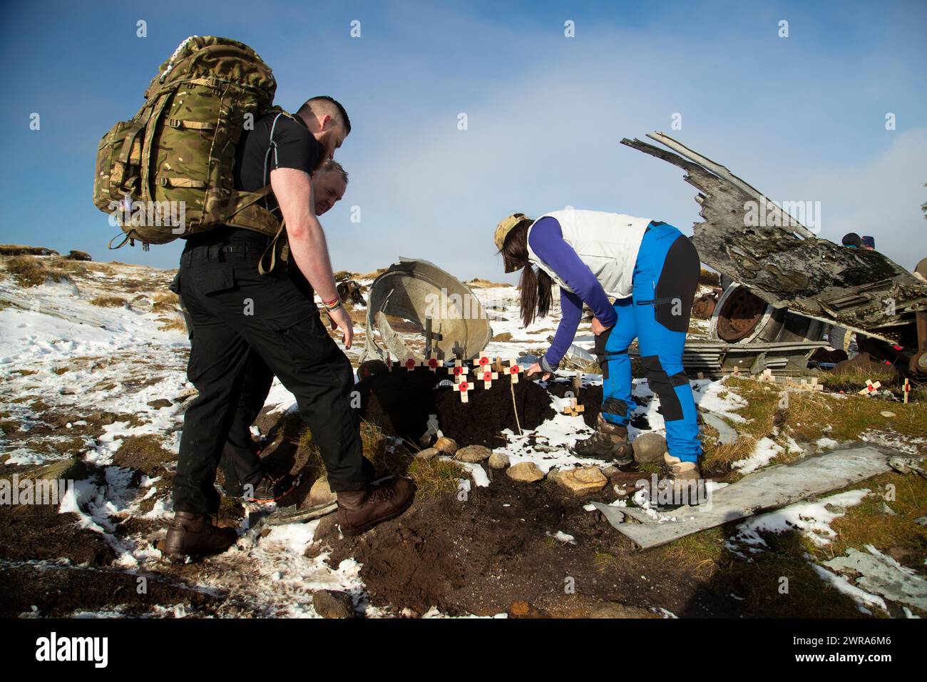 11/19 Freya Kirkpatrick legt einen Kranz auf das Flugzeugwrack. Umgeben von frischem Schnee über Nacht, treffen sich Wanderer in einer der abgelegensten Gegenden der Stadt Stockfoto