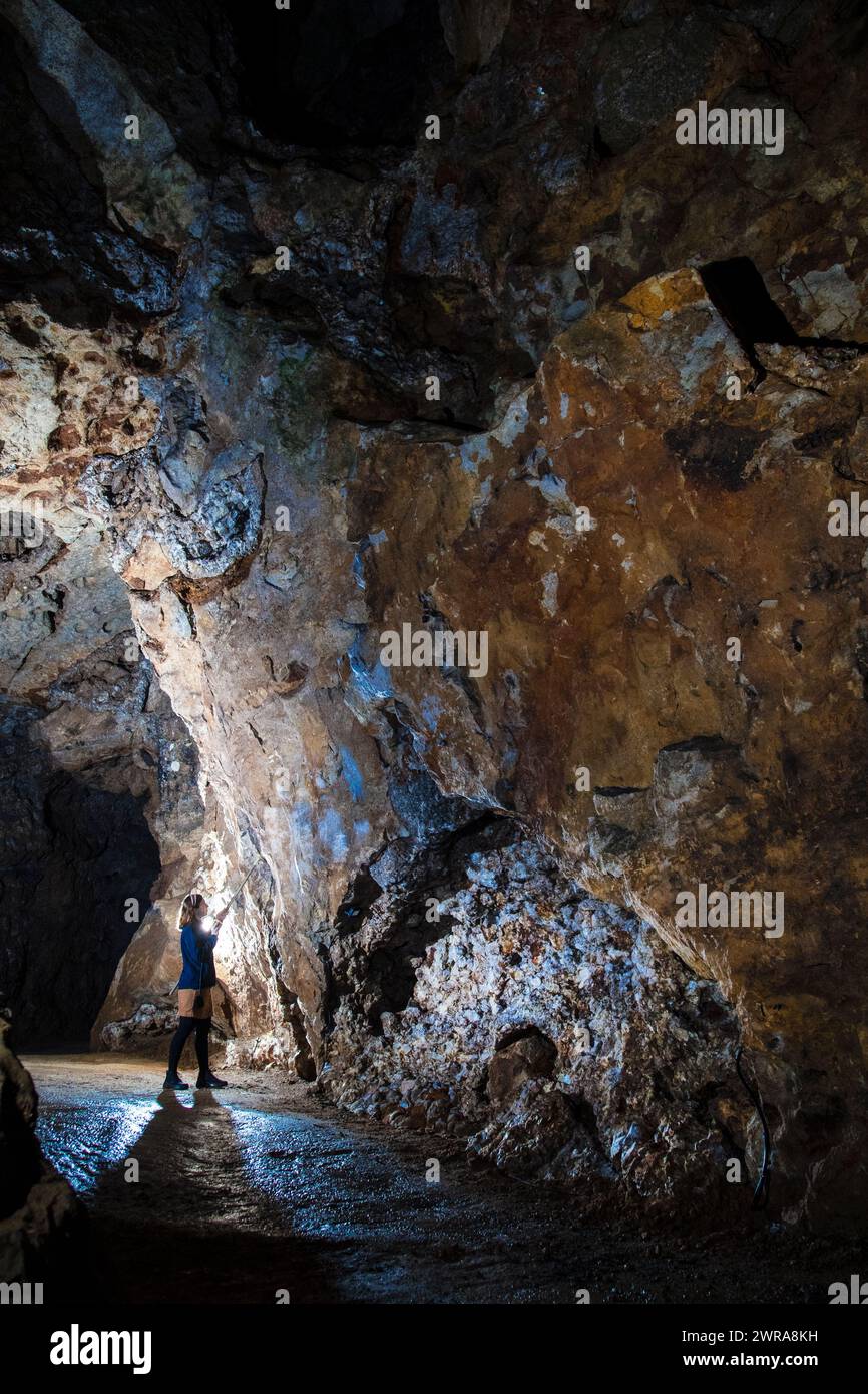 13/05/21 Jess Farrington reinigt die Kristalle. Eine Naht unentdeckter Kalzitkristalle wurde in der Great Masson Cavern in Derbysh entdeckt Stockfoto