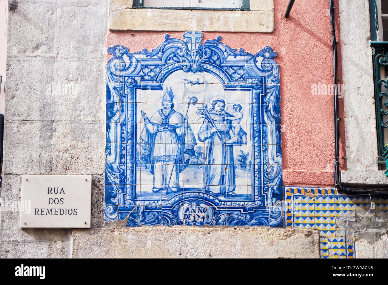 1749 Azulejo Fliesenplatte mit religiösem Thema (Heiliger Martial und Heiliger Antonius) im Rua dos Remedios, Alfama, Lissabon, Portugal Stockfoto