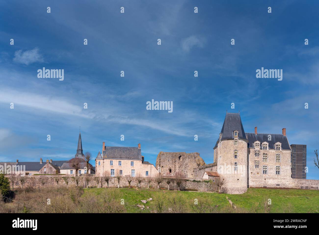 SAINTE-SUZANNE-ET-CHAMMES, FRANKREICH - 6. MÄRZ 2024 : Blick auf das ummauerte Dorf Sainte-Suzanne-et-Chammes im Frühjahr, Mayenne, Frankreich Stockfoto