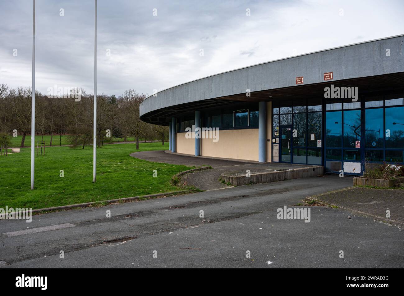 Laeken, Hauptstadt Brüssel, Belgien, 2. März 2024 - das aufgebliebene American Theater, ein Sendestudio der expo 58 Stockfoto