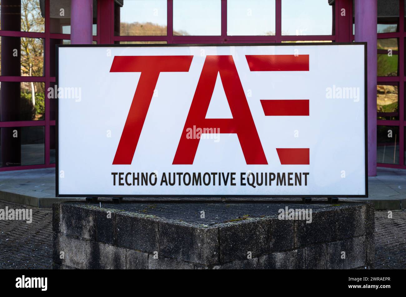 Zellik, Flämisch Brabant, Belgien 8. März 2024 - Logo des Unternehmens TAE für technische Fahrzeugausrüstung Stockfoto