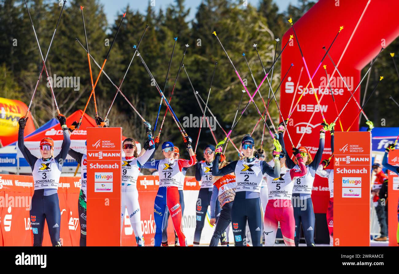 Vor dem Start kreuzen die Athletinnen die Stöcke, damit ihre Sportart, gleich wie bei den Männern, olympisch wird. (Schönach, Deutschland, 11.02.2023) Stockfoto