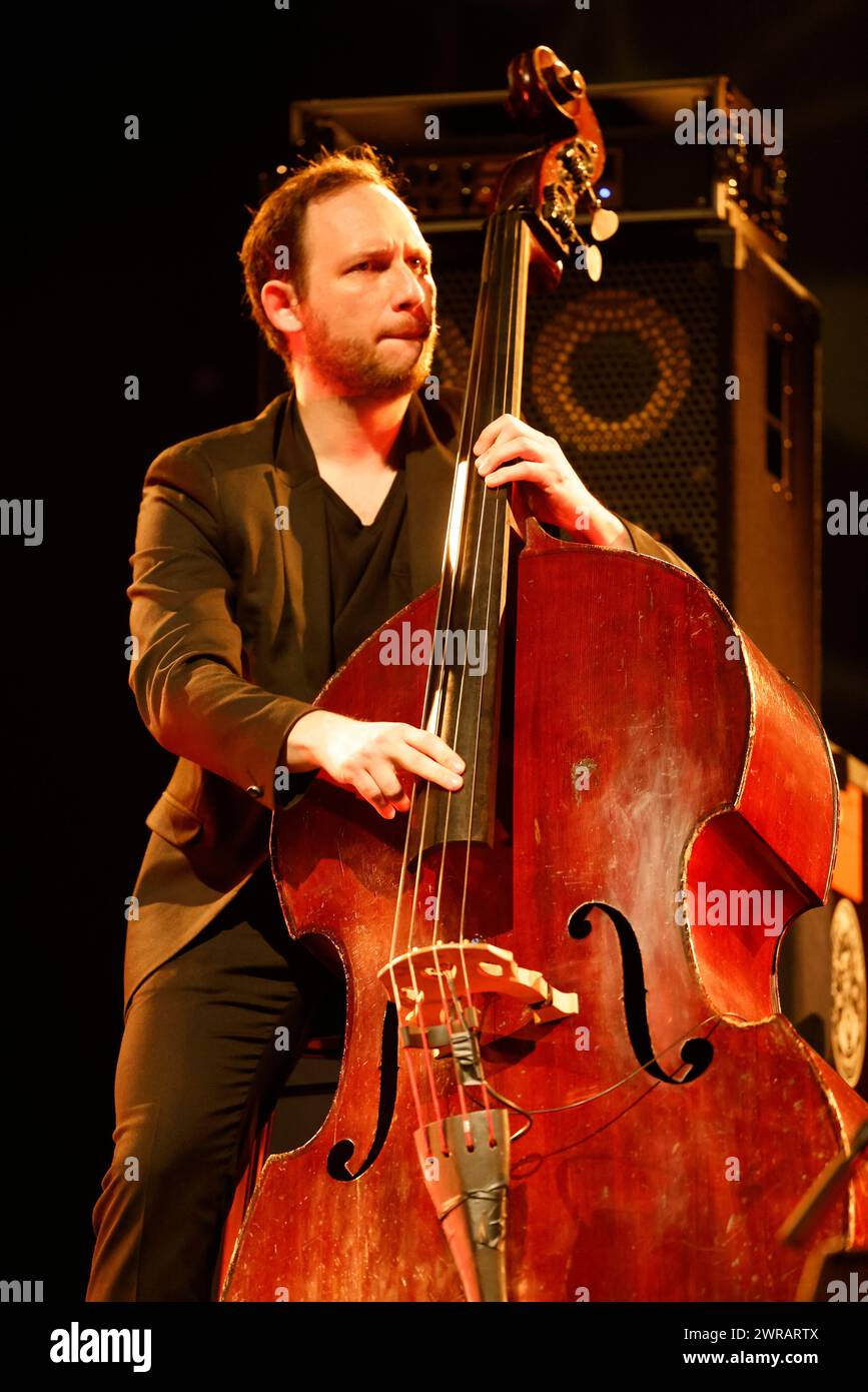 William Brunard französischer Jazz-Kontrabassist im Konzert (mit dem Gitarristen aus Zigeunerstäben Biréli Lagrène) während der Eclats d’Email Jazz Edition festi Stockfoto