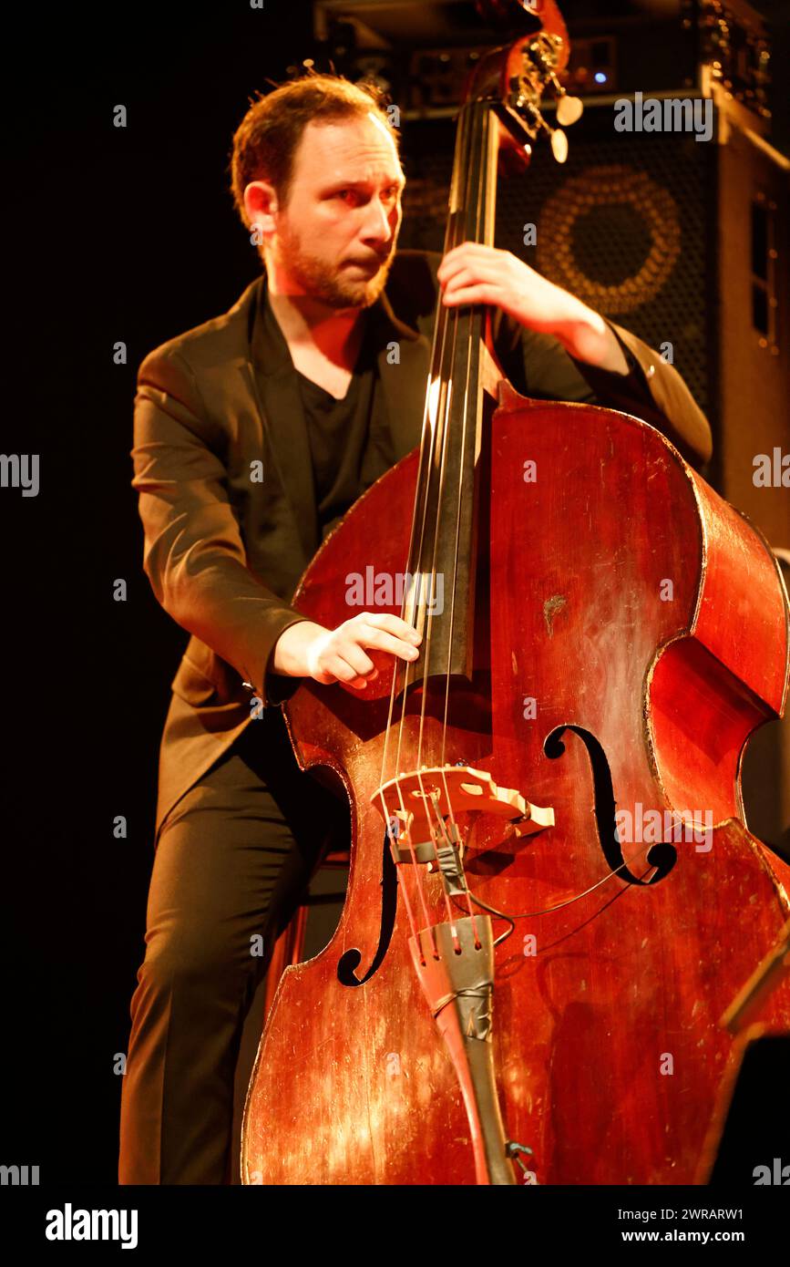 William Brunard französischer Jazz-Kontrabassist im Konzert (mit dem Gitarristen aus Zigeunerstäben Biréli Lagrène) während der Eclats d’Email Jazz Edition festi Stockfoto