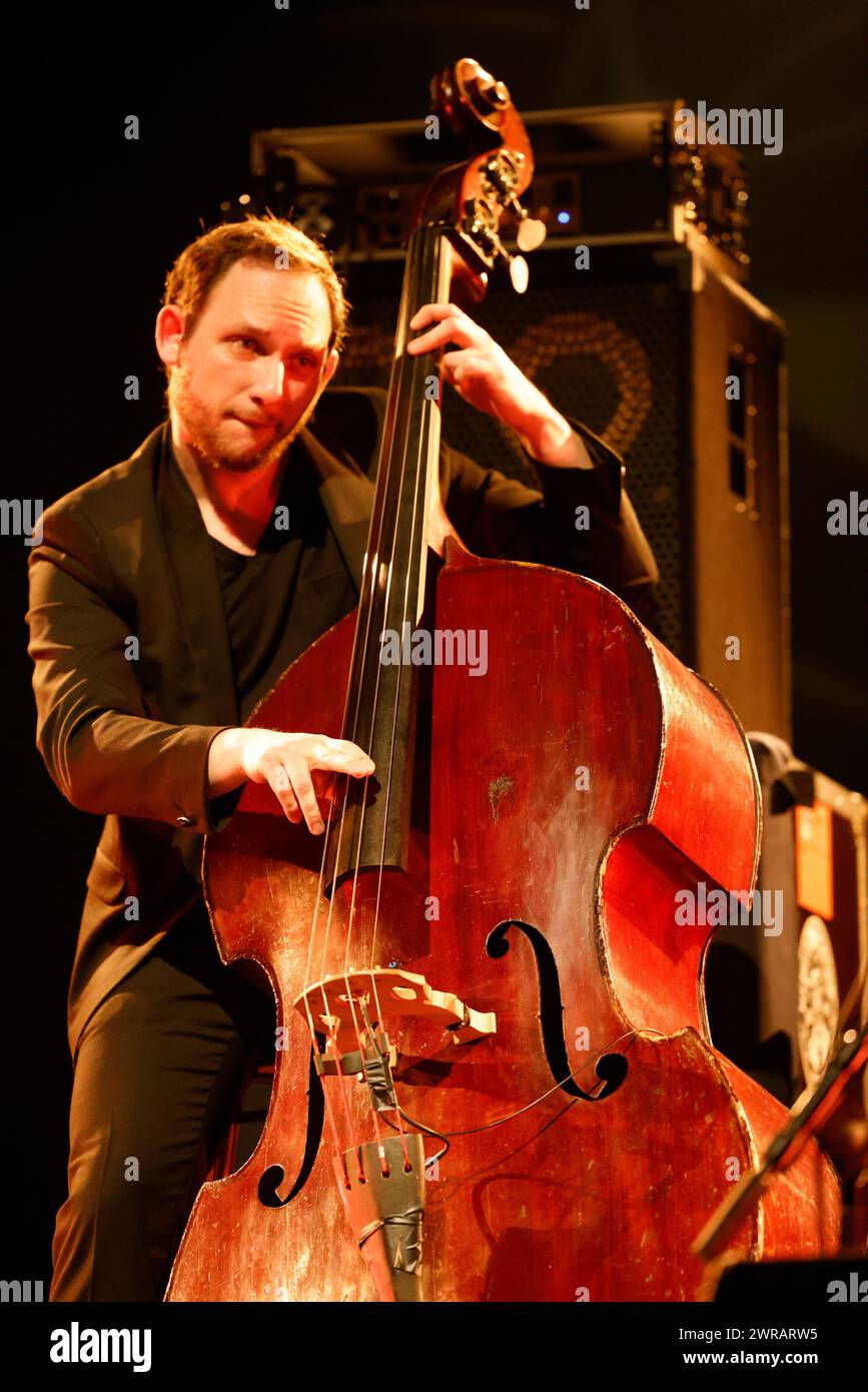 William Brunard französischer Jazz-Kontrabassist im Konzert (mit dem Gitarristen aus Zigeunerstäben Biréli Lagrène) während der Eclats d’Email Jazz Edition festi Stockfoto