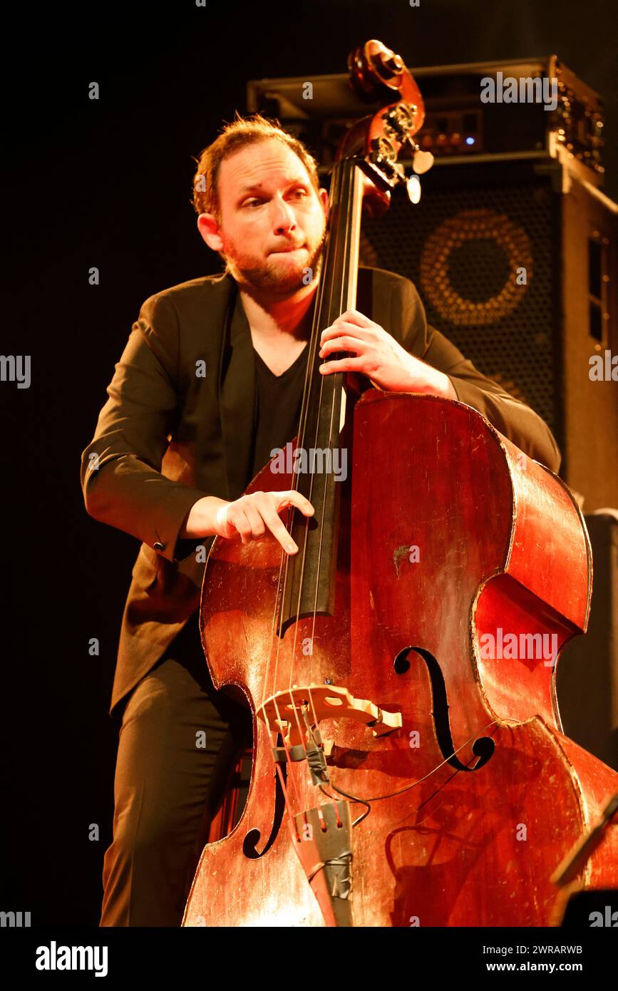 William Brunard französischer Jazz-Kontrabassist im Konzert (mit dem Gitarristen aus Zigeunerstäben Biréli Lagrène) während der Eclats d’Email Jazz Edition festi Stockfoto