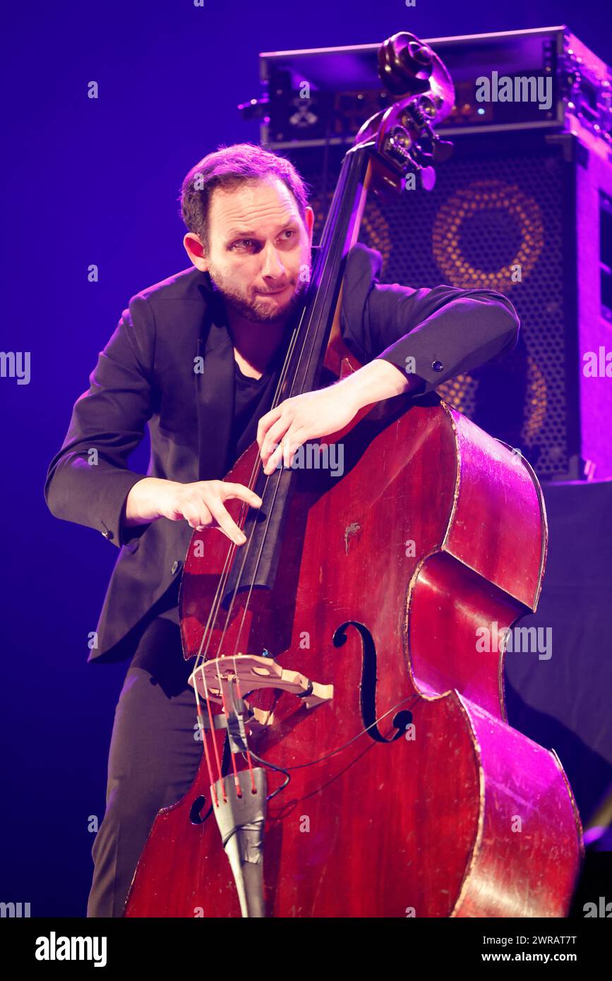 William Brunard französischer Jazz-Kontrabassist im Konzert (mit dem Gitarristen aus Zigeunerstäben Biréli Lagrène) während der Eclats d’Email Jazz Edition festi Stockfoto