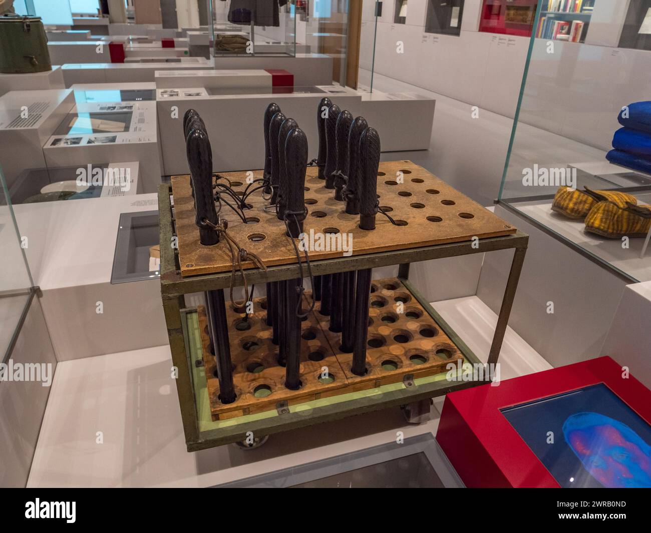 Ein Trolley/Rack mit Tuncheons/Jungen, wie sie von Gefängniswärtern verwendet werden, in der Dauerausstellung Berlin-Hohenschönhausen Gedenkstätte, Berlin, Deutschland. Stockfoto