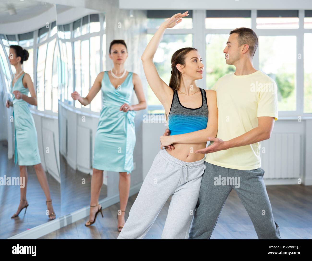Paare, die Wiener Walzer tanzen lernen, mit einer Choreografin Stockfoto