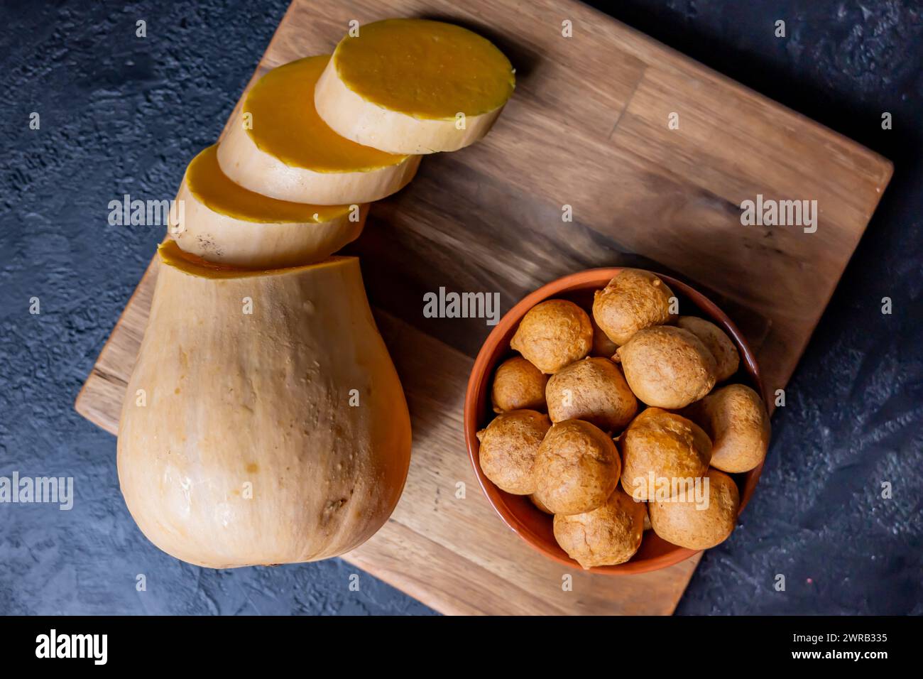 Frisch gebratene Kürbisfritten in einer Schüssel auf einem Brett. Stockfoto