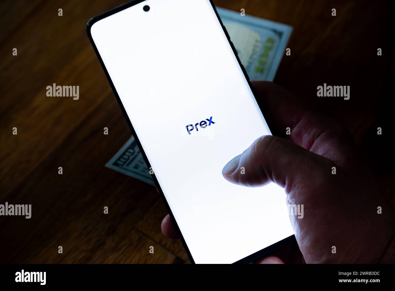 Provinz Cordoba, Argentinien - 11. März 2024: Hand einer Person, die ein Mobiltelefon hält, auf dem die mobile Prex-Anwendung ausgeführt wird. Prex ist ein virtuelles Wal Stockfoto