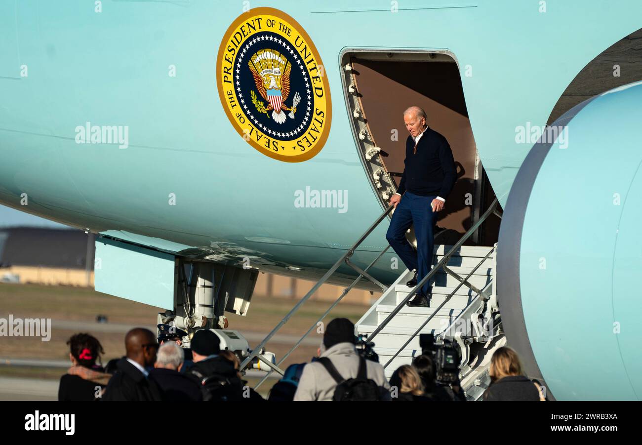 Joint Base Andrews, Usa. März 2024. Präsident Joe Biden verlässt die Air Force One auf der Joint Base Andrews, Maryland, nachdem er am Montag, den 11. März 2024, von den Ereignissen in Manchester, New Hampshire, zurückgekehrt war. Foto: Leigh Vogel/UPI Credit: UPI/Alamy Live News Stockfoto