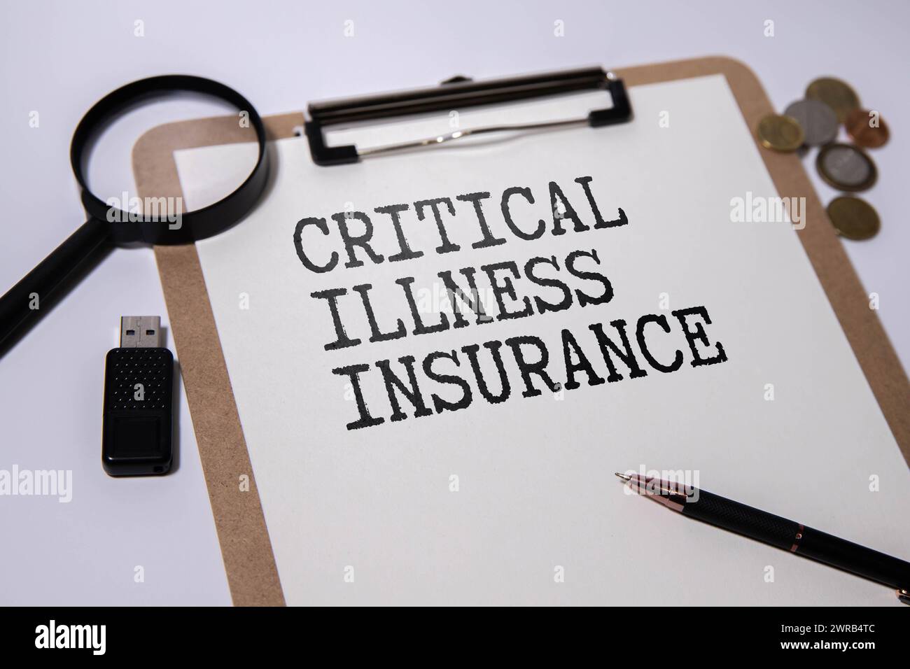 Textzeichen mit handgeschriebenen Wörtern Critical Illness Insurance. Stockfoto