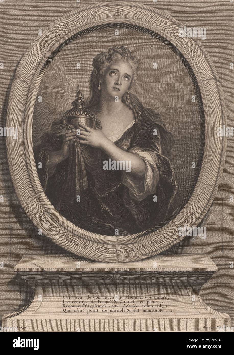 Adrienne Lecouvret in der Rolle der Cornelia mit einer Urne, die die Asche ihres Mannes Pompeus enthält, Adrienne le Couvreur (Titel auf Objekt), Schauspielerin Adrienne Lecouvreur als Cornelia in Pierre Corneilles „La mort de Pompée“. In ihren Händen eine Urne mit der Asche ihres Mannes Pompeus., Druckerei: Pierre Imbert Drevet, nach Malerei von: Charles-Antoine Coypel, Frankreich, 1730, Papier, Gravur, Höhe 406 mm x Breite 291 mm, bedruckt Stockfoto