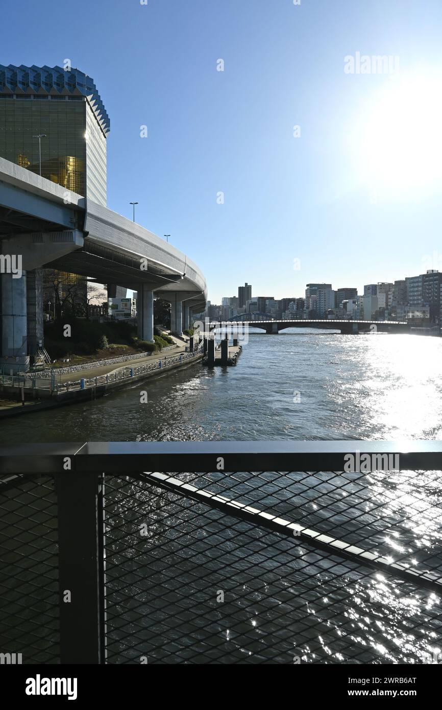 Sumida River von der Sumida River Walk Bridge aus gesehen, vertikale Ansicht – Sumida City, Tokio, Japan – 27. Februar 2024 Stockfoto