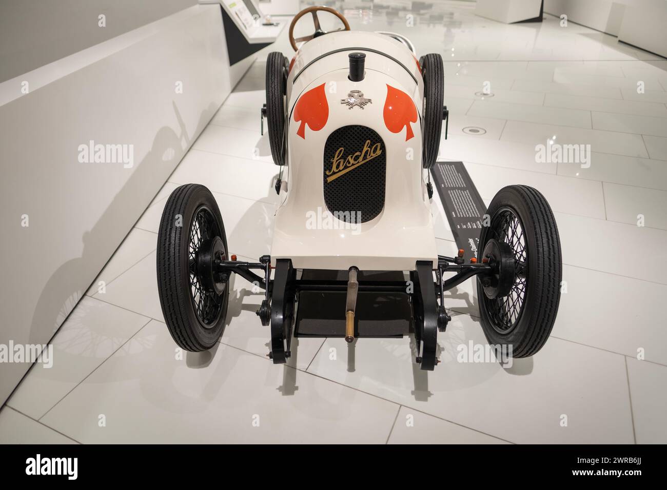 Vintage weiß Austro Daimler ZEIGT R Sascha 1922, Sportwagenanzeige Porsche Museum, Oldtimer Retro-Stil, Automobil Leidenschaft, Geschichte Automobilbranche Intuition Stockfoto