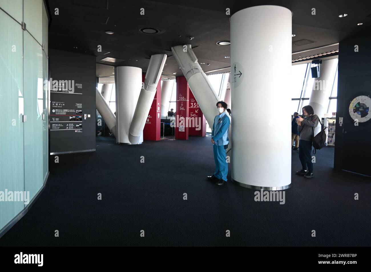Tokyo Skytree Fläche und Mitarbeiter (Etage 350 tembo Deck) – Sumida City, Tokio, Japan – 27. Februar 2024 Stockfoto