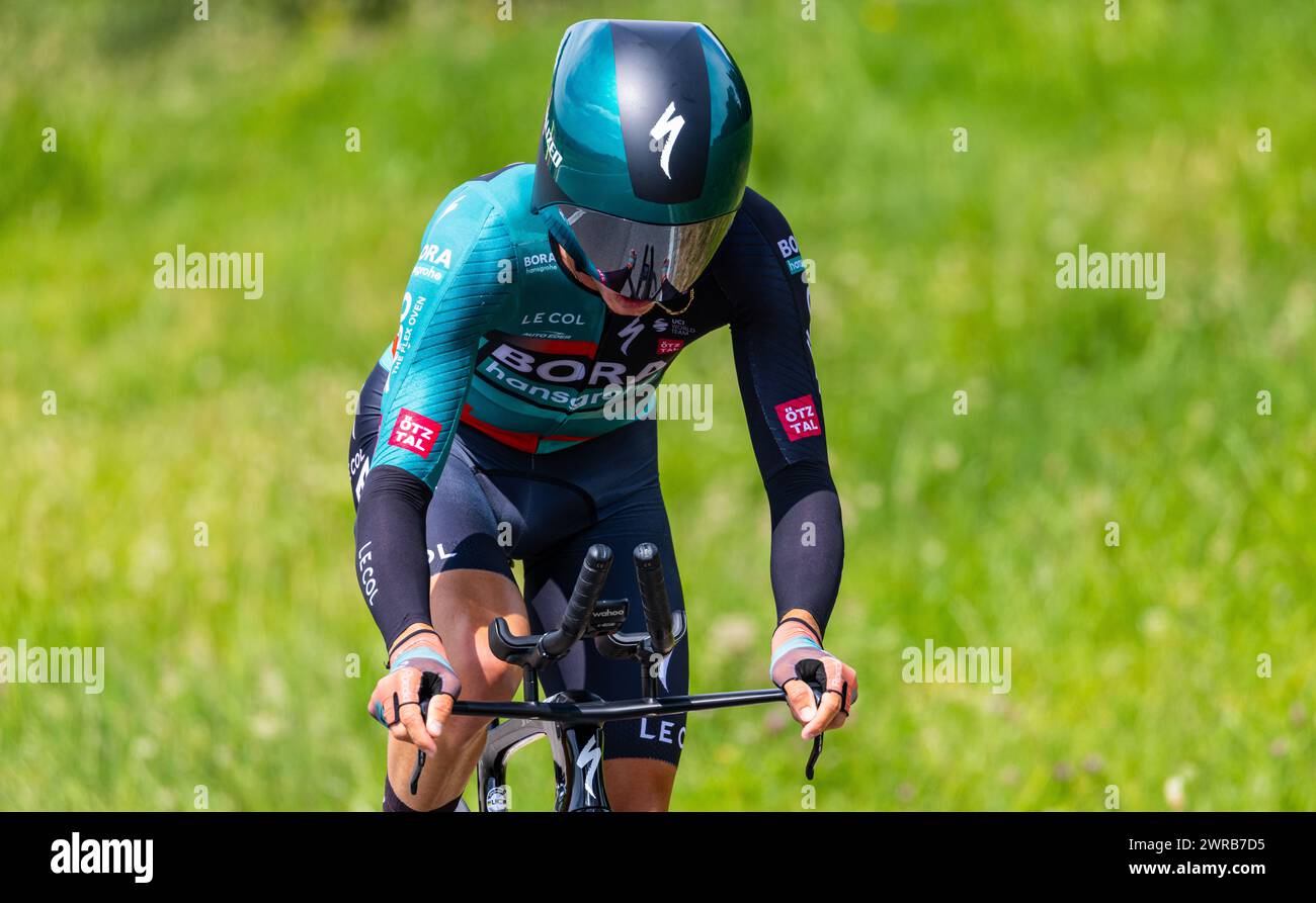 Der italienische Radrennfahrer Matteo Fabbro vom Team BORA - Hansgrohe kämpft sich, während dem Einzelzeitfahren der 8. Etappe der Tour de Suisse, den Stockfoto