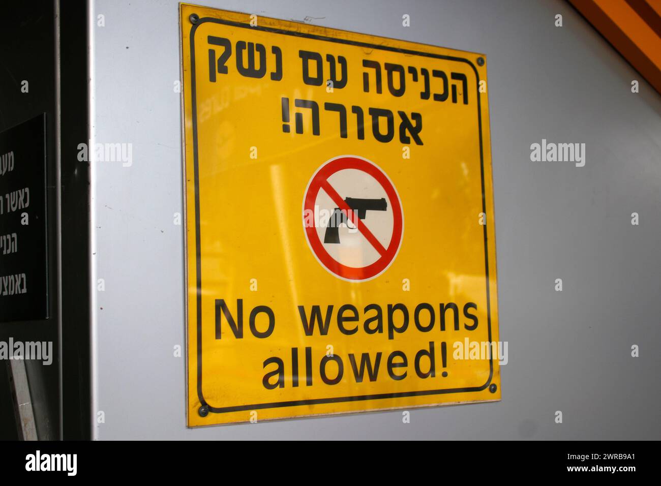 Verbotsschild: "Keine Waffen erlaubt", Flughafen Ben Gurion, Tel Aviv, Israel (nur für redaktionelle Verwendung. Keine Werbung. Referenzdatenbank: http:/ Stockfoto