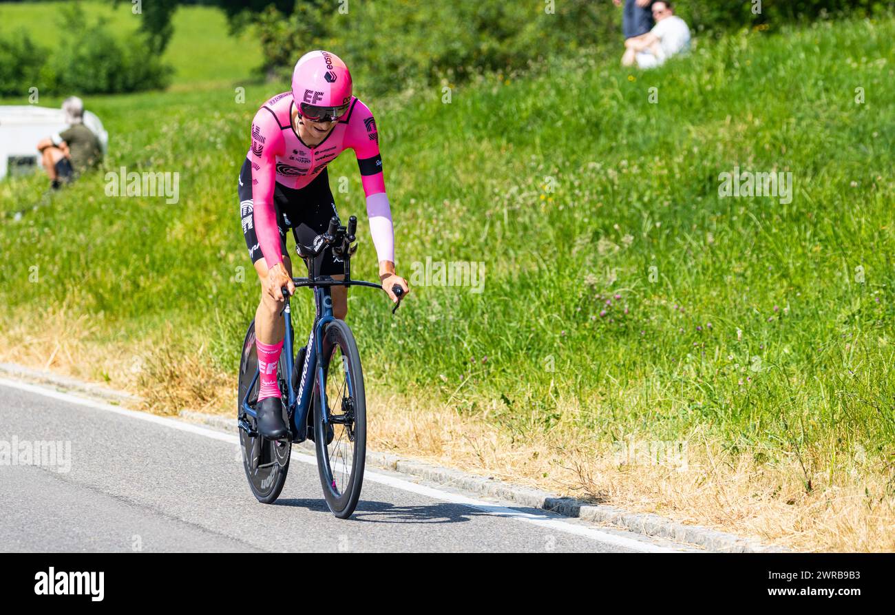 Der amerikanische Radrennfahrer Neilson Powless vom Team EF Education-Easypost kämpft sich, während dem Einzelzeitfahren der 8. Etappe der Tour de Sui Stockfoto