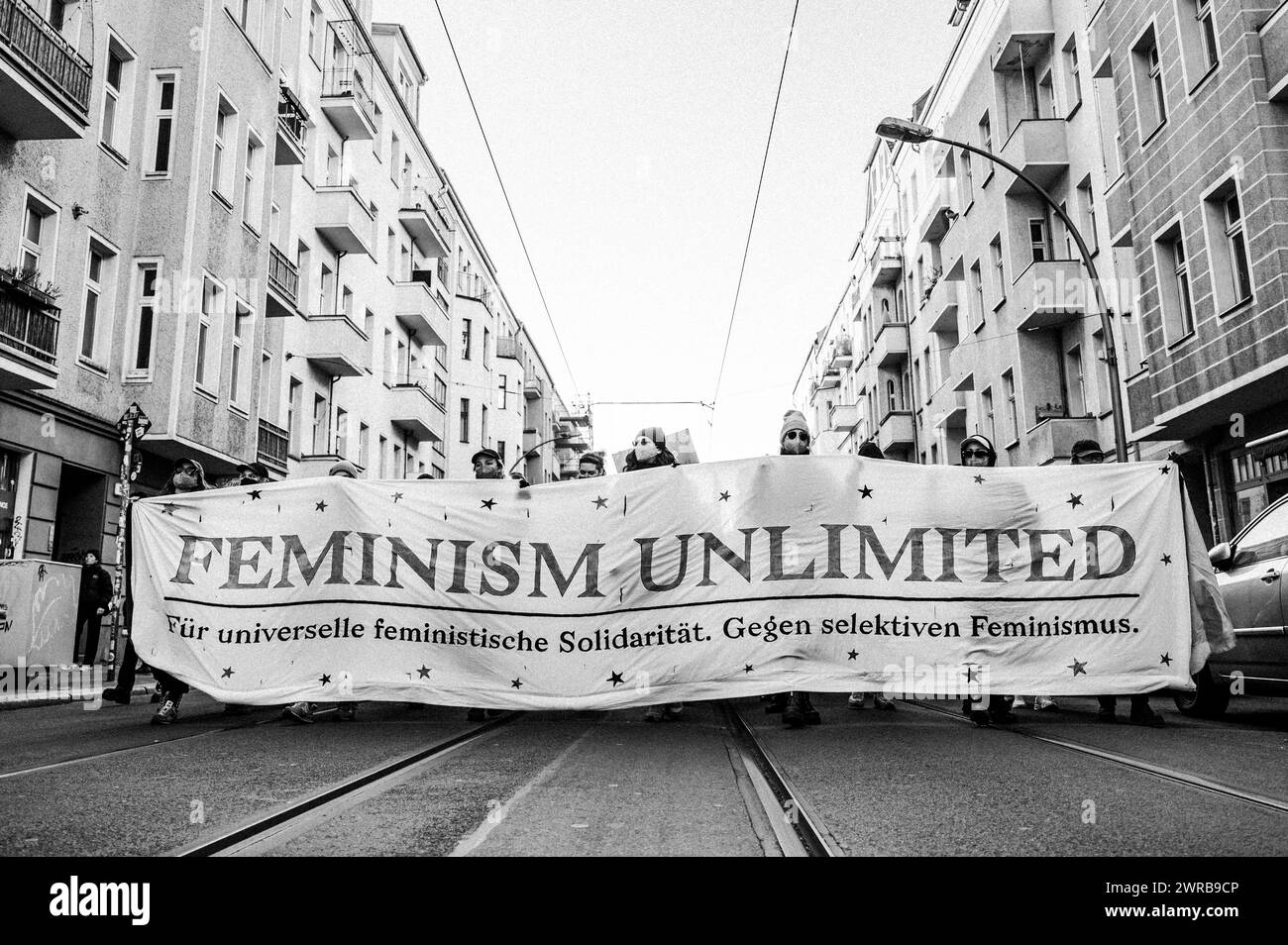 Feminism Unlimited Demo in Berlin ca. 8500 Teilnehmer:innen haben sich am 08.03.2024 in Berlin zu einem queerfeministischen Kampftag ohne Antisemitismus, Rassismus und Transfeindlichkeit zusammengefunden. Das Bündnis richtet sich explizit gegen selektiven Feminismus und fordert universelle feministische Solidarität., Berlin Berlin Deutschland Friedrichshain *** Feminism Unlimited Demo in Berlin rund 8500 Teilnehmer kamen am 8. März 2024 in Berlin zu einem queeren feministischen Kampftag ohne Antisemitismus zusammen. Rassismus und Transfeindlichkeit die Allianz richtet sich ausdrücklich gegen SELECT Stockfoto