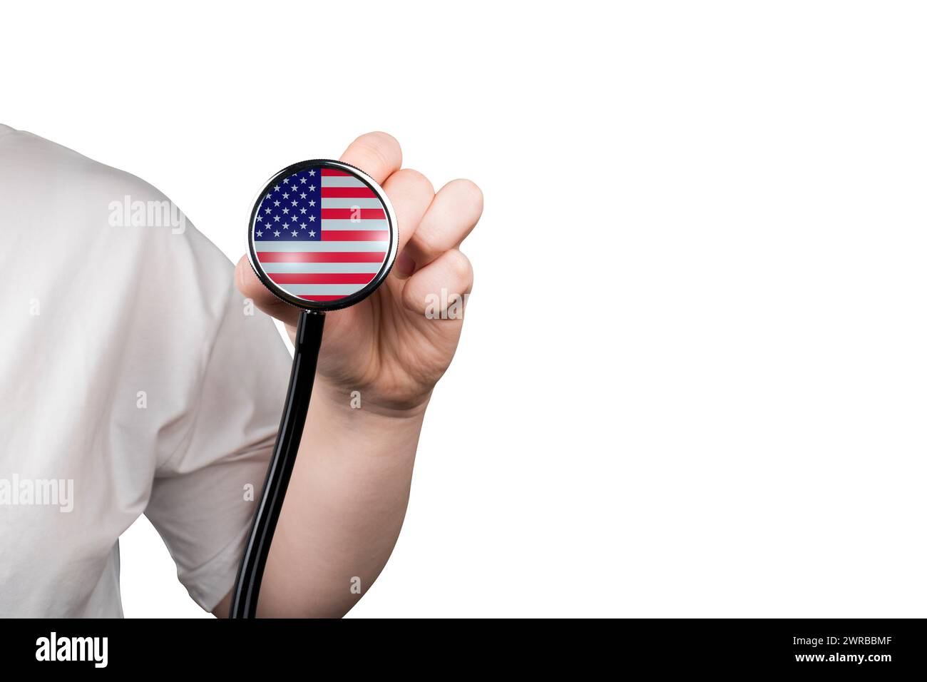 Der Kopf eines medizinischen Stethoskops in Form einer US-Flagge in einer Hand (Nahaufnahme) isoliert auf weißem Hintergrund. Konzept des US-Gesundheitssystems Stockfoto