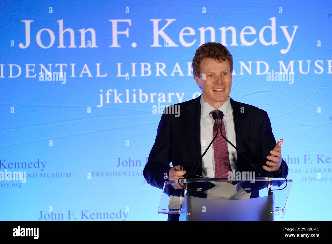 Joe Kennedy III. Spricht in der John F. Kennedy Library in Boston, Massachusetts, USA, während eines Besuchs von Taoiseach Leo Varadkar in den USA zum St. Patrick's Day. Bilddatum: Montag, 11. März 2024. Stockfoto