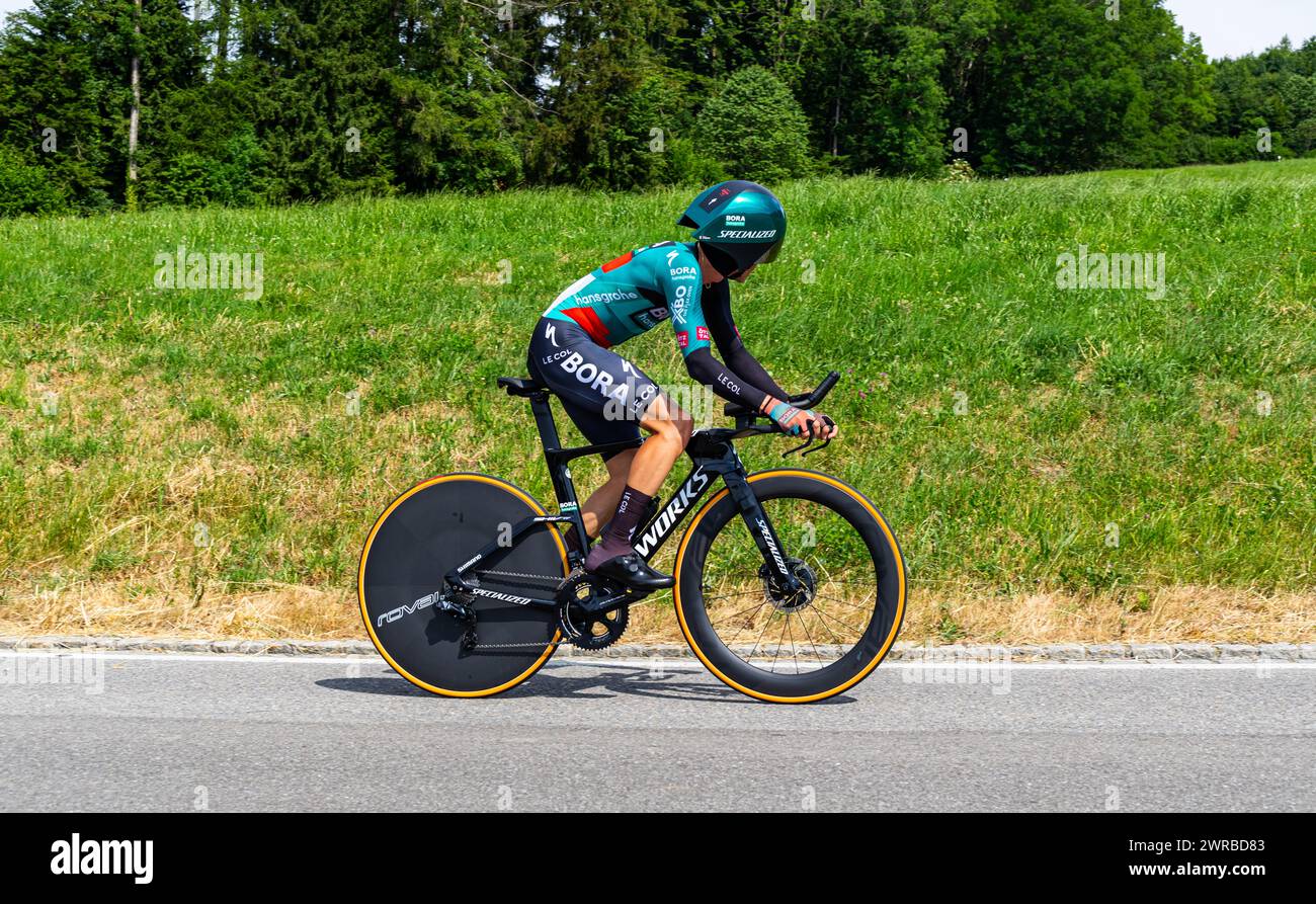 Der italienische Radrennfahrer Matteo Fabbro vom Team BORA - Hansgrohe kämpft sich, während dem Einzelzeitfahren der 8. Etappe der Tour de Suisse, den Stockfoto