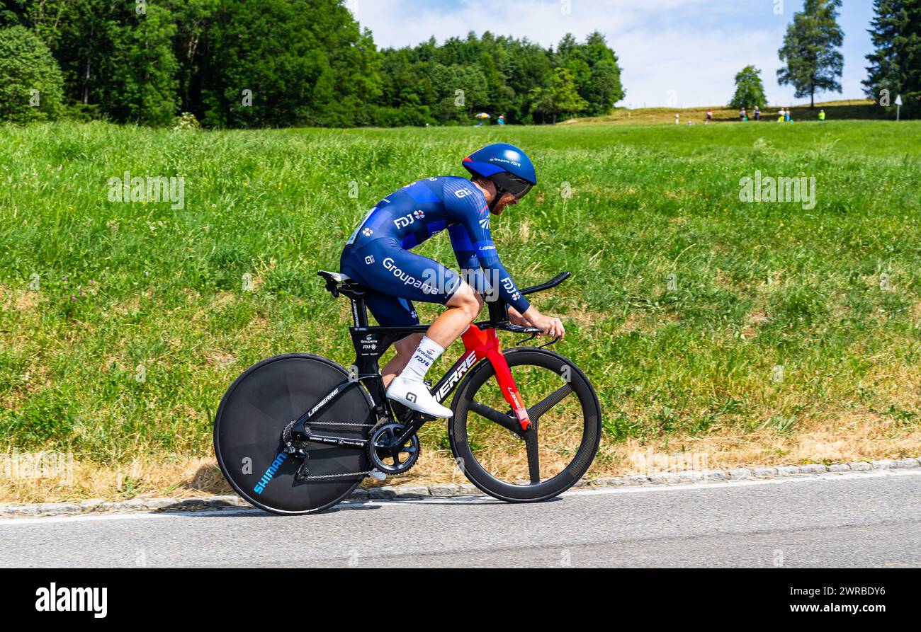 Der französische Radrennfahrer Quentin Pacher vom Team Groupama - FDJ kämpft sich, während dem Einzelzeitfahren der 8. Etappe der Tour de Suisse, den Stockfoto