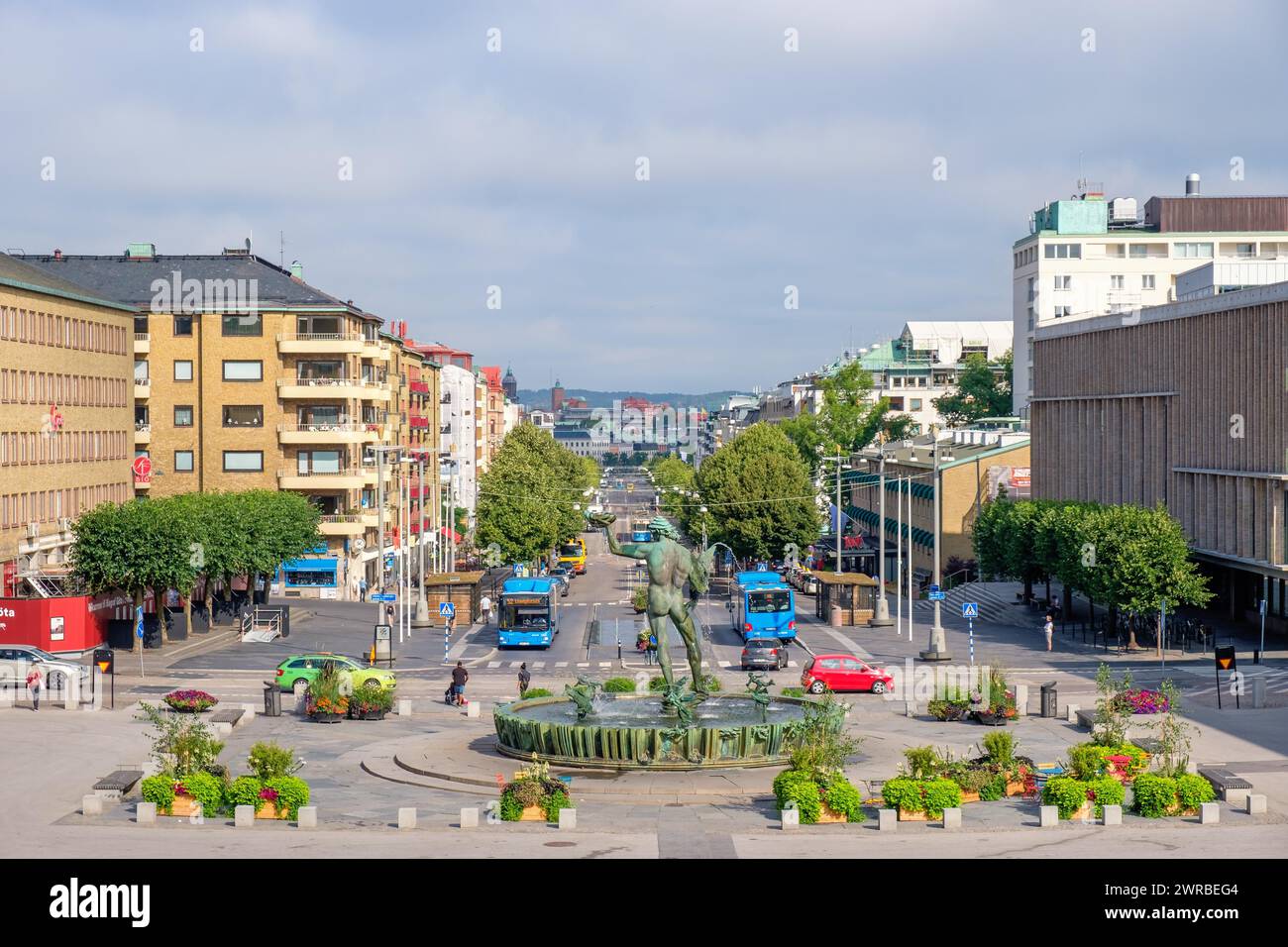 Stadtblick auf die Avenyn mit Wasserbrunnen und Bussen und Autos auf der Stadtstraße in Göteborg, Göteborg, Schweden Stockfoto