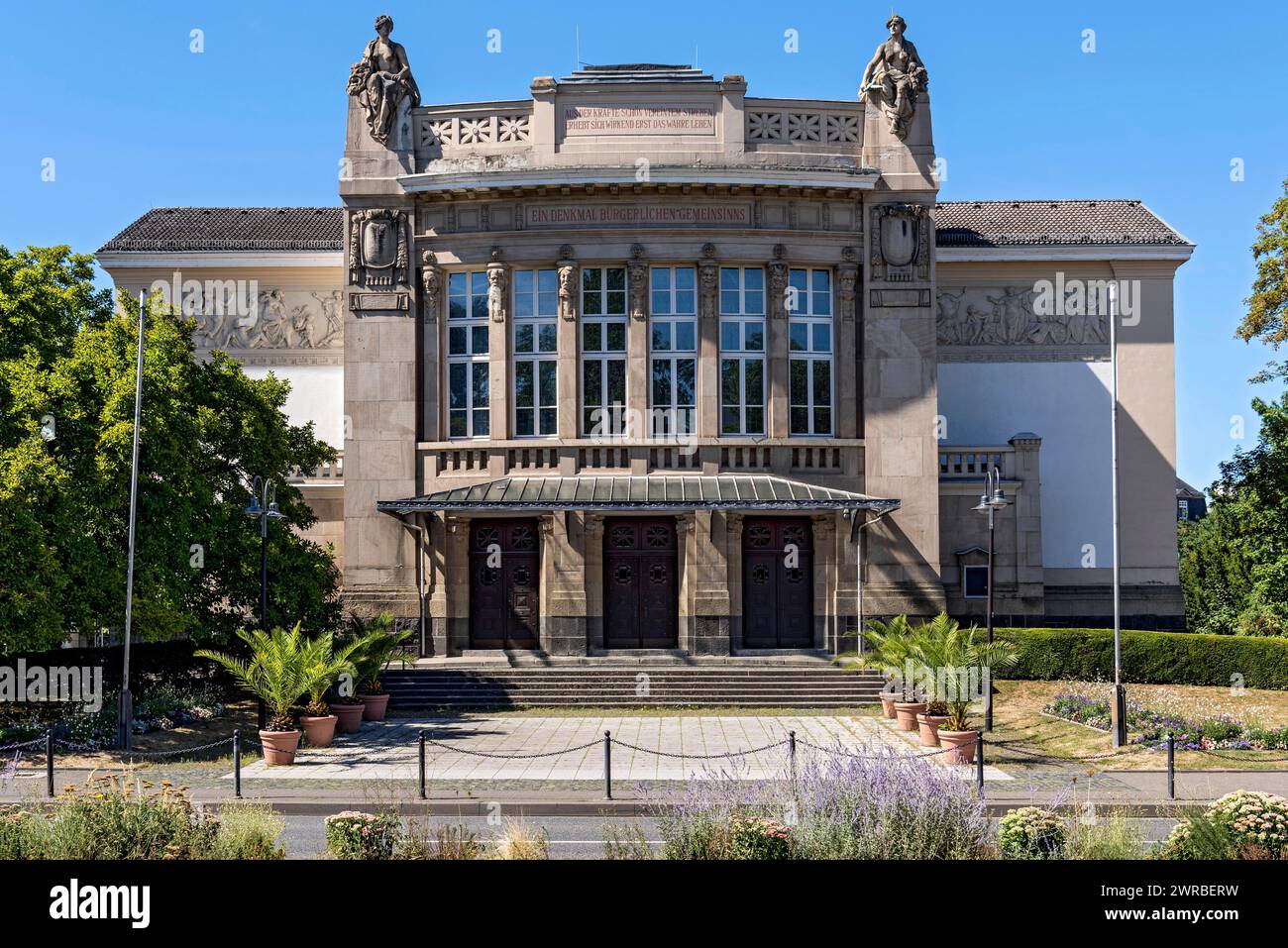 Stadttheater Gießen von den Architekten Fellner & Helmer, Fassade mit Statuen der Musen Thalia und Melpomene, Klassizismus und Jugendstil, Altstadt Stockfoto