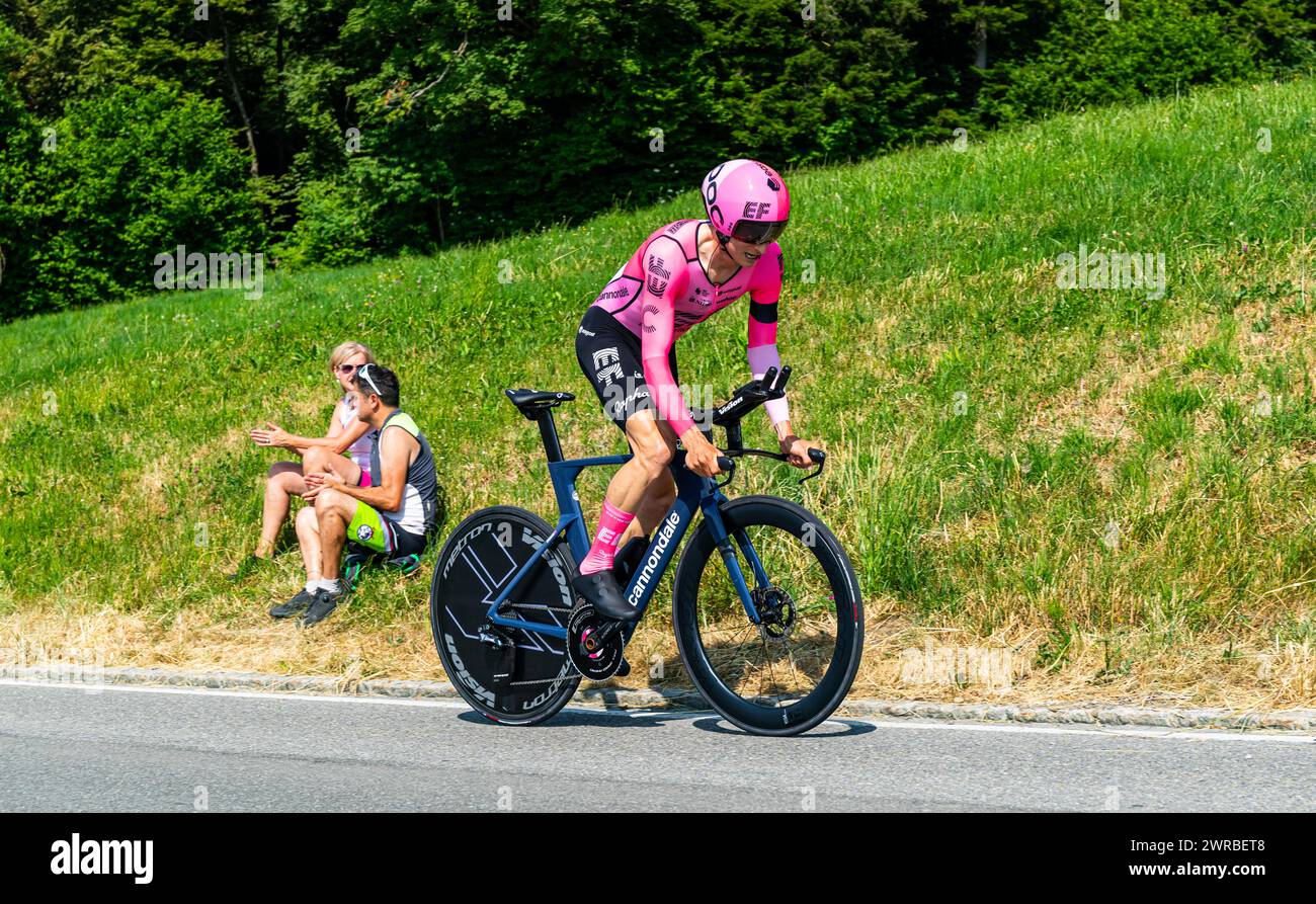 Der amerikanische Radrennfahrer Neilson Powless vom Team EF Education-Easypost kämpft sich, während dem Einzelzeitfahren der 8. Etappe der Tour de Sui Stockfoto