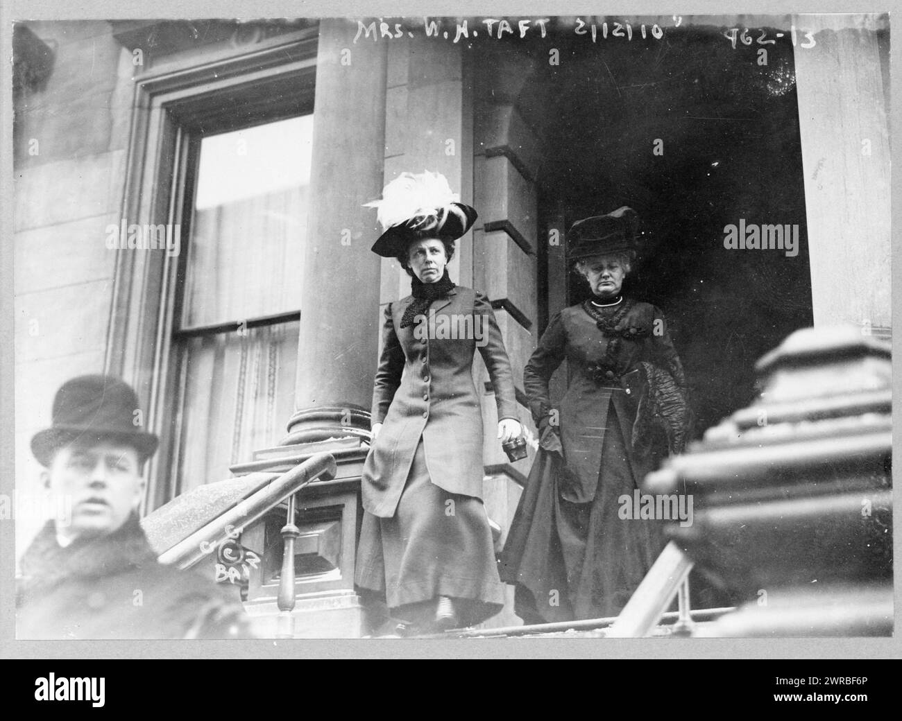 Mrs. W.H. Taft, Mrs. William Howard Taft, die Treppe hinuntergehen, und zwei andere Leute., 12. Februar 1910, um 1910, Taft, Helen Herron, 1861-1943, Fotodrucke, 1910., Porträtfotos, 1910, Fotoabzüge, 1910, 1 Fotoabdruck Stockfoto