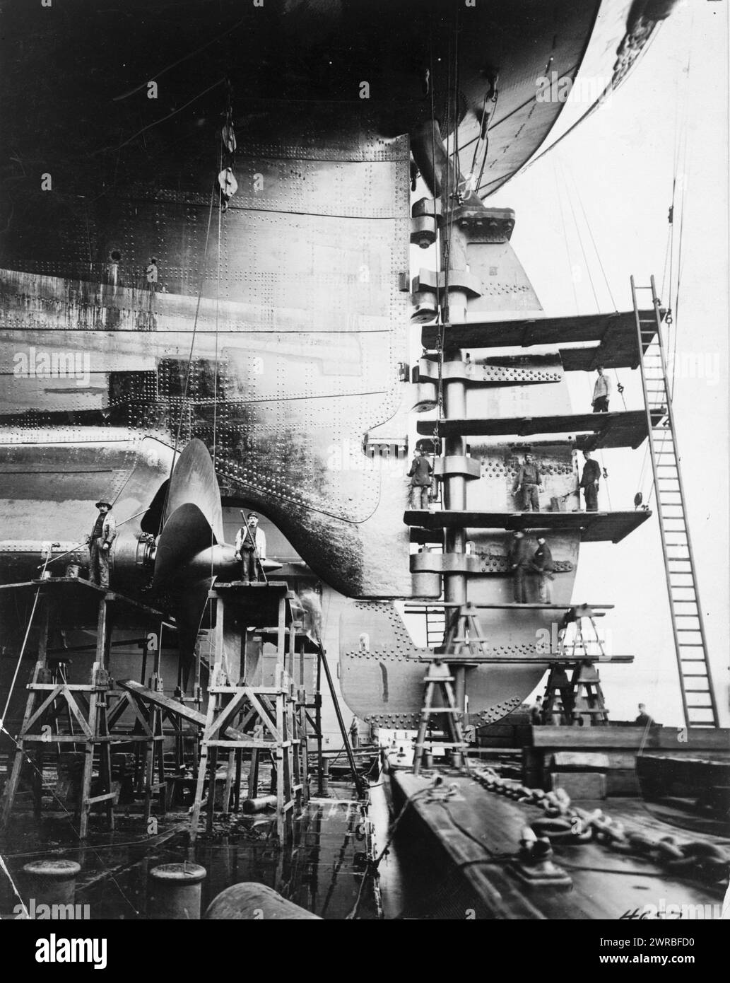 Ruder und Schrauben von S.S. IMPERATOR, Foto zeigt Schiffbauer auf Gerüsten auf Baustelle der S.S. Imperator, einem Ozeanliner der Hamburg America Line, Hamburg, Deutschland., 1912?, Boat & Ship Industry, Deutschland, Hamburg, 1910-1920, Fotodrucke, 1910-1920., Fotodrucke, 1910-1920, 1 Fotodruck Stockfoto