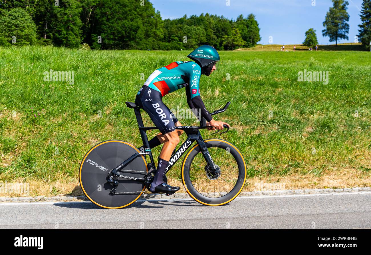 Der belgische Radrennfahrer Cian Uijtdebroeks vom Team BORA - Hansgrohe kämpft sich, während dem Einzelzeitfahren der 8. Etappe der Tour de Suisse, DE Stockfoto