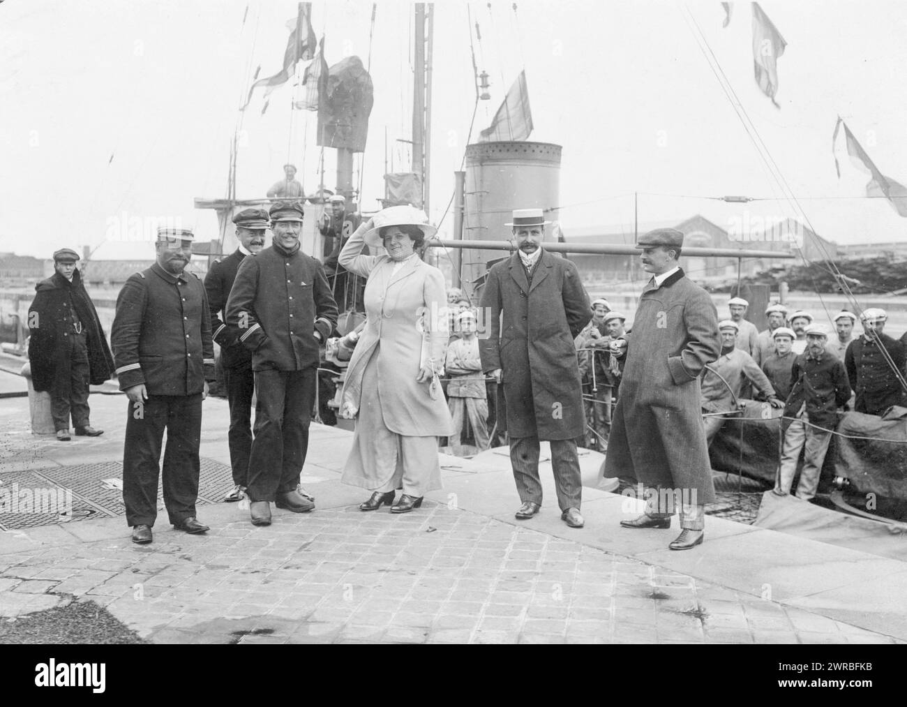 Louis Blériot mit seiner Frau nach Calais, Frankreich, mit Schiff hinter ihnen, zwischen 1909 und 1910, Blériot, Louis, 1872-1936, Familie, Gruppenporträts, 1900-1910., Gruppenporträts, 1900-1910, Porträtfotos, 1900-1930, 1 Fotodruck Stockfoto
