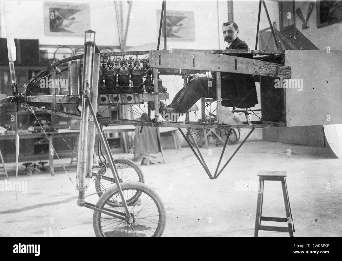 Louis Blériot an der Spitze seines Monoplans, ausgestattet mit einem "automatischen" Motor von 50 Std., zwischen 1900 und 1925, Blériot, Louis, 1872-1936, Fotodrucke, 1900-1930., Porträtfotos, 1900-1930, Fotodrucke, 1900-1930, 1 Fotodruck Stockfoto