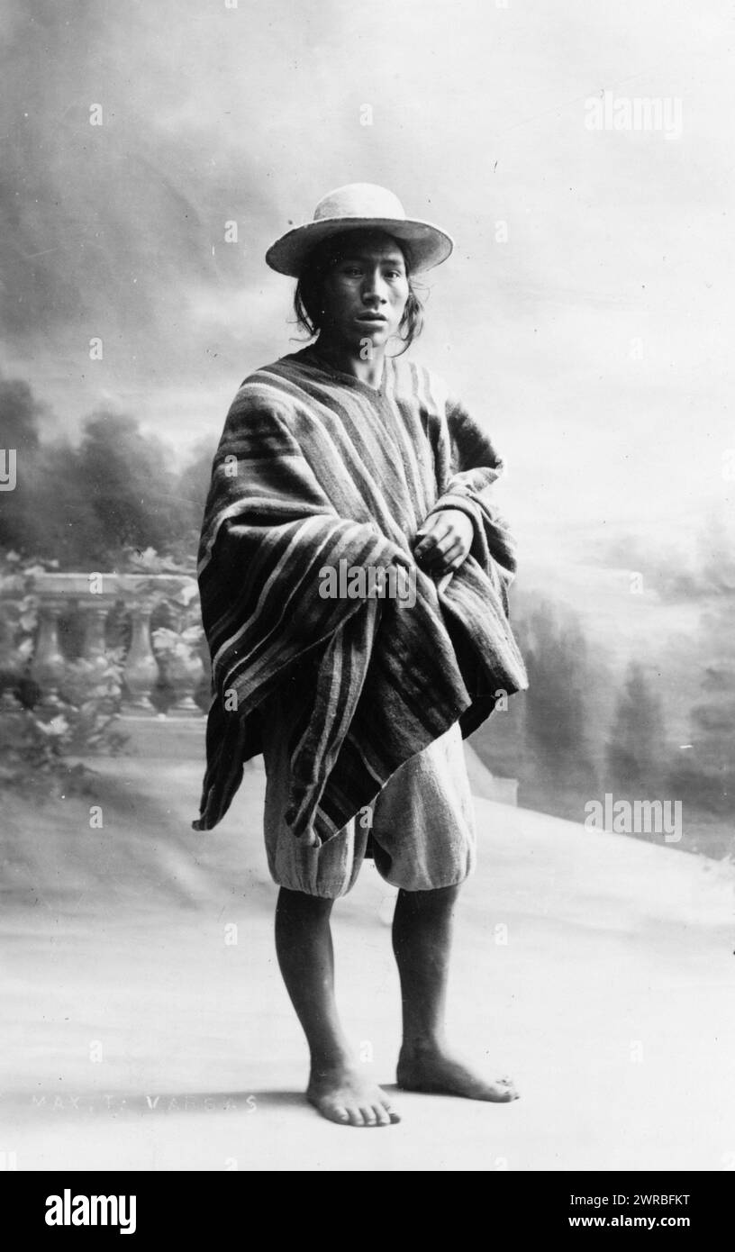 Ein Aymara-Indianer, in voller Länge, stehend, etwas nach rechts gerichtet, Bolivien, zwischen ca. 1900 und 1923, Indianer Südamerikas, Bolivien, Kleidung und Kleidung, 1900-1930, Fotodrucke, 1900-1940., Porträtfotos, 1900-1940, Fotodrucke, 1900-1940, 1 Fotodruck Stockfoto