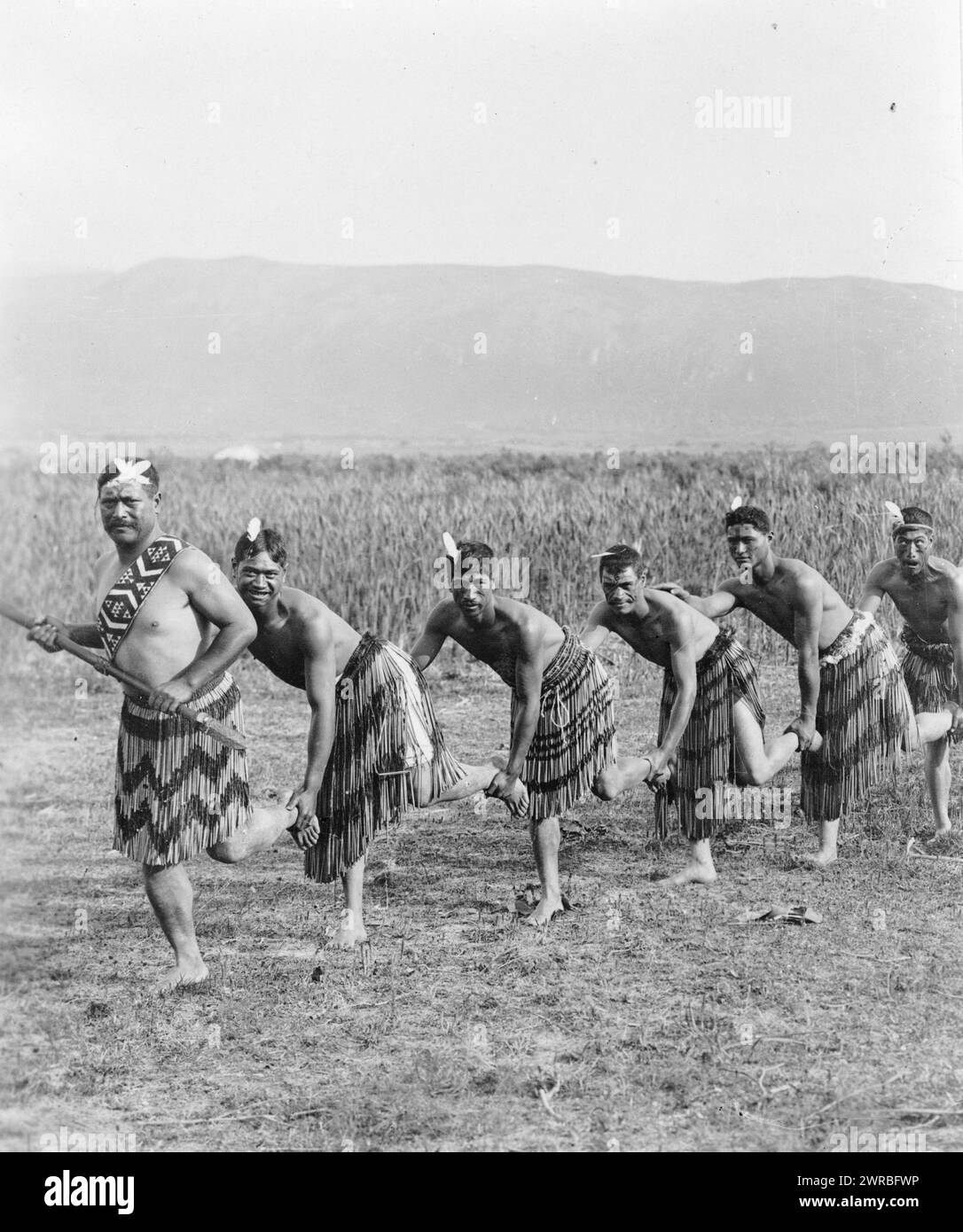 Fünf Maori-Männer, die in traditioneller Kleidung Haka tanzen (Kriegstanz), zwischen 1890 und 1920, Maori (Neuseeland), Tanz, 1890-1920, Fotodrucke, 1890-1920. Fotodrucke, 1890-1920, 1 Fotodruck Stockfoto