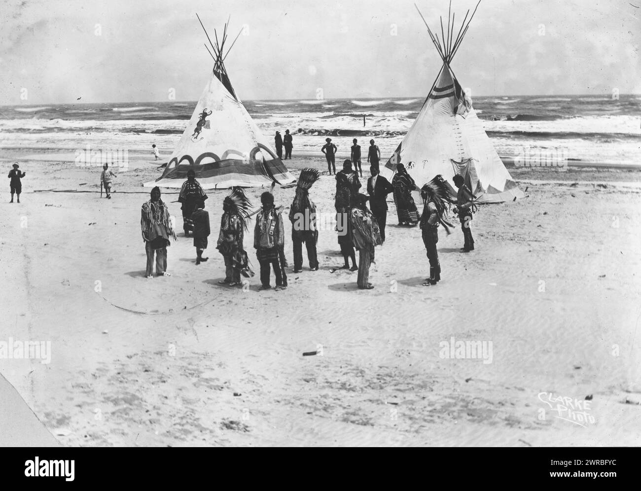 Zwei Tipis am Strand mit Indianern im Vordergrund, Clarke Photo., zwischen 1900 und 1930, Indians of North America, Structures, 1900-1930, Fotodrucke, 1900-1930. Fotodrucke, 1900-1930, 1 Fotodruck Stockfoto